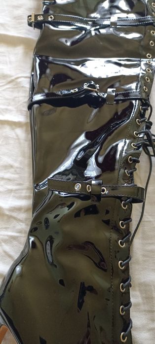 Czarne lateksowe seksowne kozaki za kolano sznurowane z suwakiem 41 42