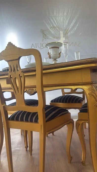 Mesa Or Nouveau Dourada com quatro cadeiras