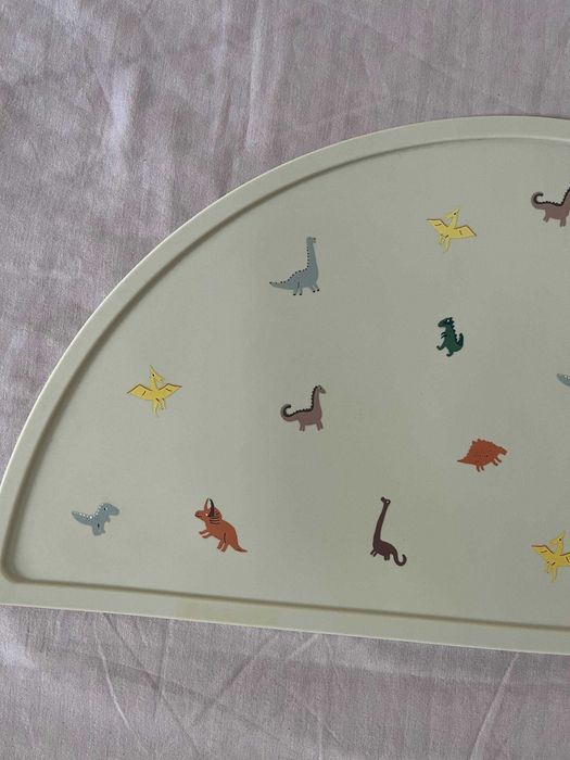 Individual de silicone Mushie meia-lua para criança, dinossauros, 47 c