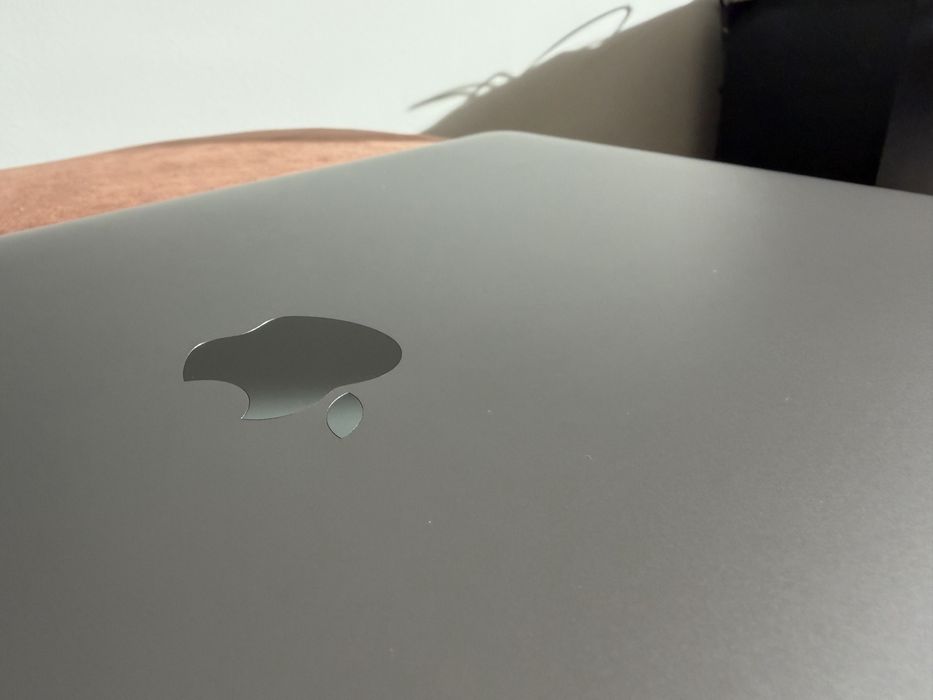 MacBook Pro 15” Retina (2017) | i7 | 16GB RAM | 512GB SSD | Radeon Pro 555