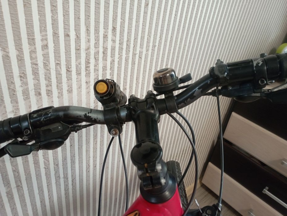 Яркий  горный велосипед .