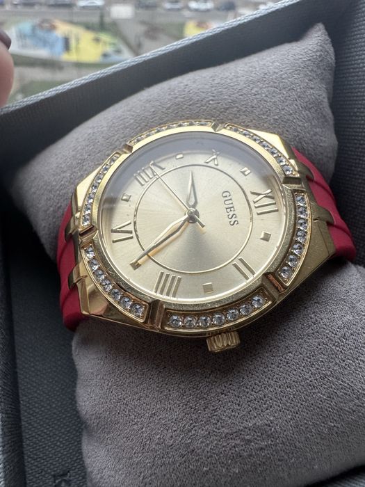 Годинник на руку (наручний)  жіночий червоний GUESS, стан ідеальний