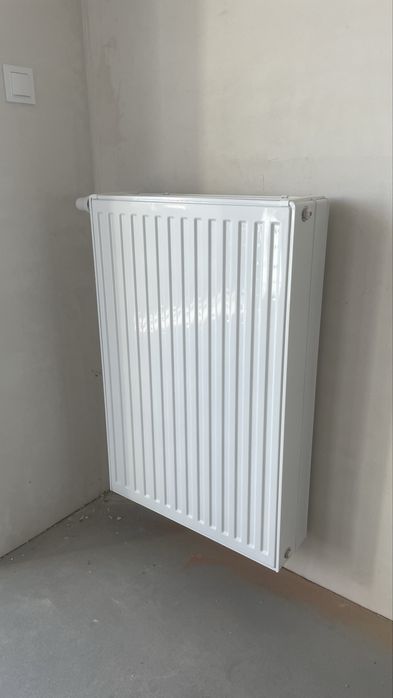 Grzejnik stalowy COSMO 33VM 900x600 + termostat – prawie 2 kW – jak nowy