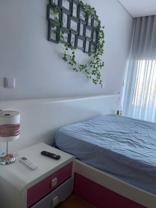 Cama de menina 140*200 com estrado elevatório e mesinhas de cabeceira.s