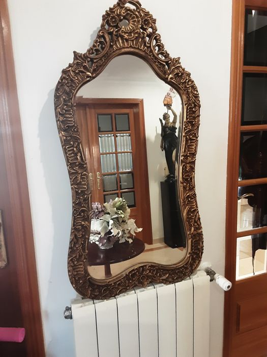 Lindíssimo espelho antigo em talha dourada
