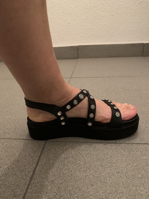 Sandálias em pele, preto, marca DROPP