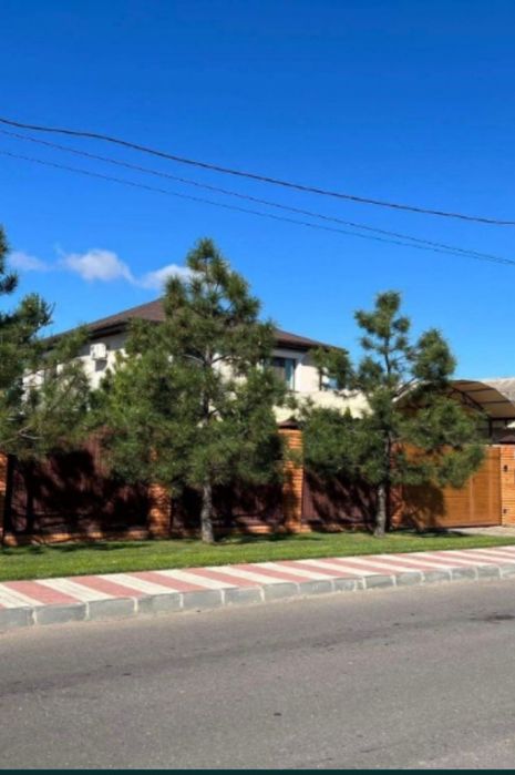 Чудовий  будинок та будиночок  з бассейном 5 хвилин до Центру