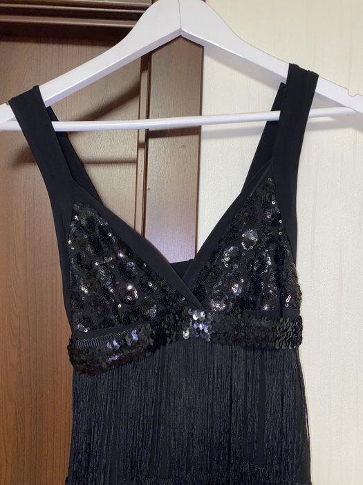 Вечірня сукня з паєтками та рюшами