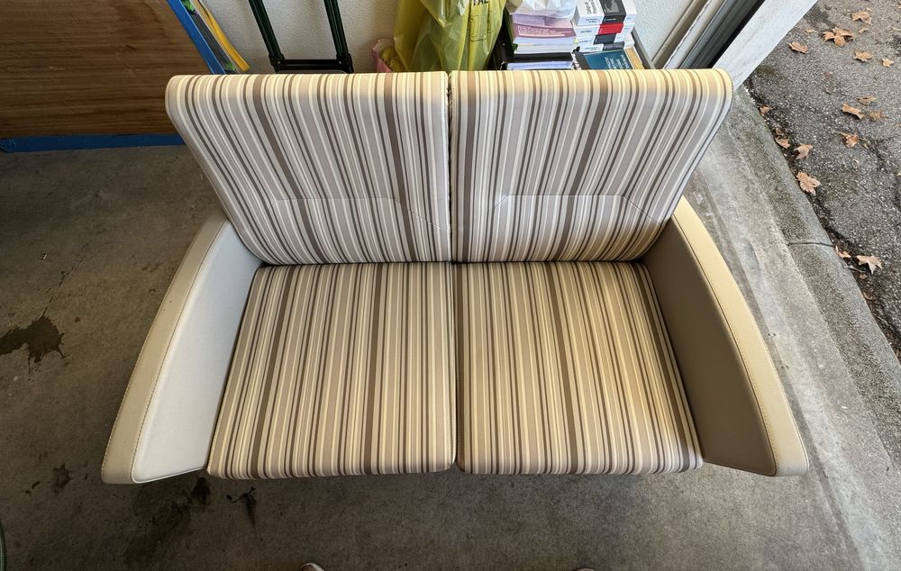 Sofá de 2 lugares, em couro sintético, quase nunca utilizado!