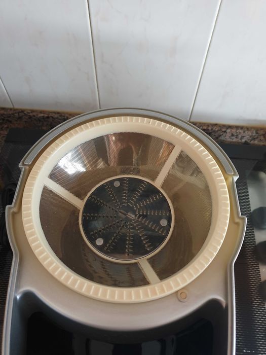 Maquina de fazer sumos Electric foi usada uma vez.