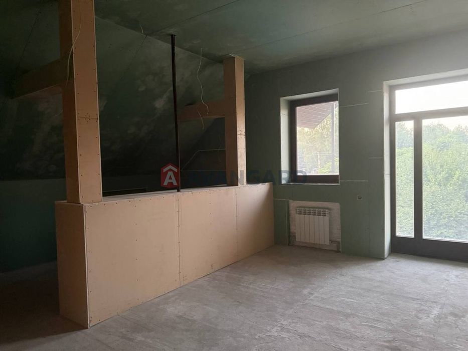 Продам дом 200 м2 с бассейном и баней в начале Обуховки.