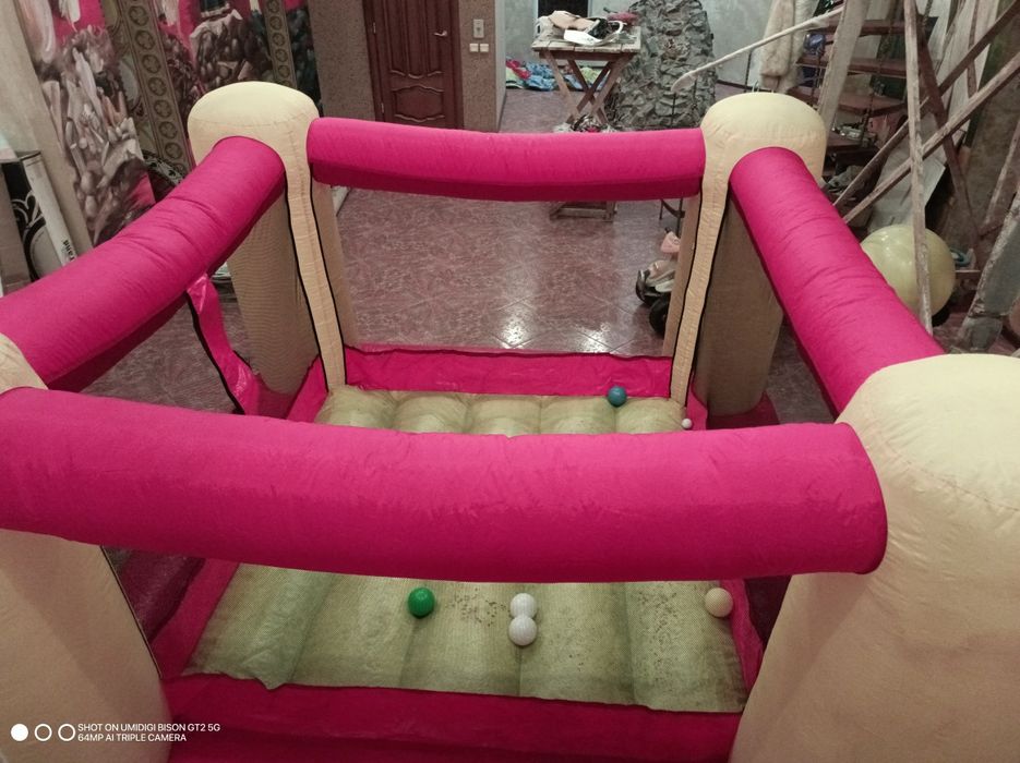 Батут надувний ігровий центр з компрессором.