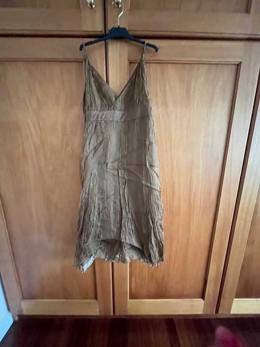 Vestido com pormenor de lantejoulas