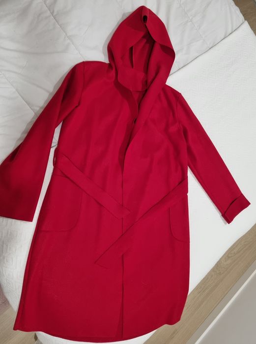 Casaco comprido vermelho com capuz