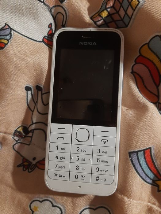 Vendo telemóveis nokias antigos um deles tem carregador