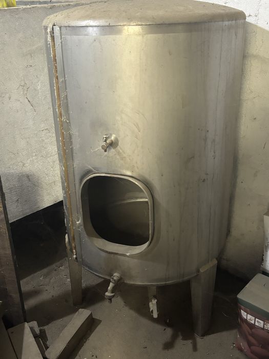 Duas cubas inox de 500 litros