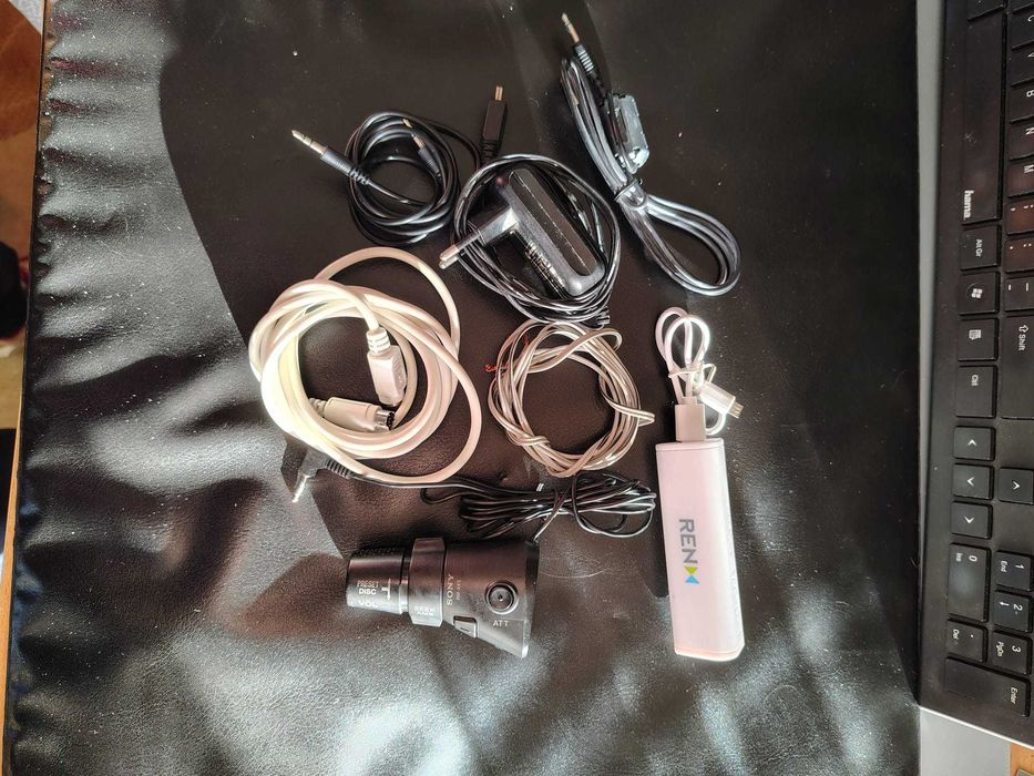 Cabos, carregadores e outro acessórios aleatórios