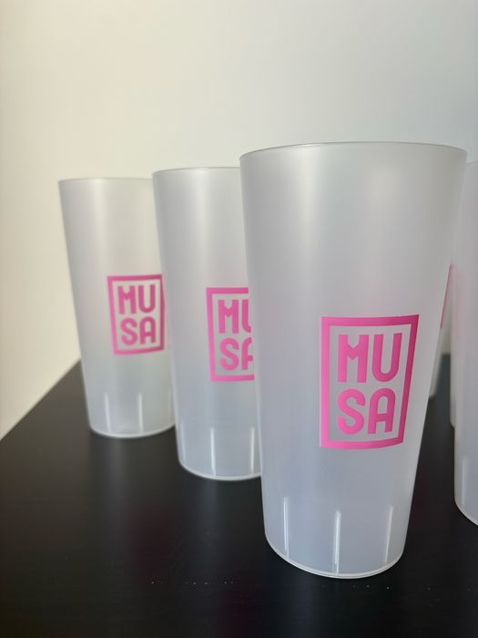 Vendo 20 copos grandes de plastico MUSA