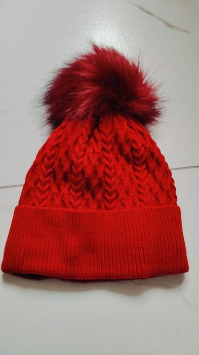 Czerwona czapka jak nowa