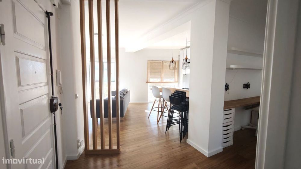Apartamento T2 remodelado, com varanda e sótão. Centro da cidade.