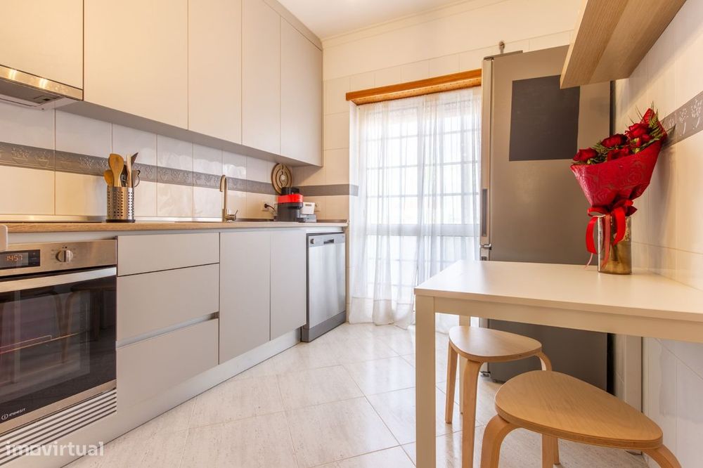 Quinta do Conde - Apartamento de 3 assoalhadas-varanda e arrecadação. — Quinta do Conde, Setúbal