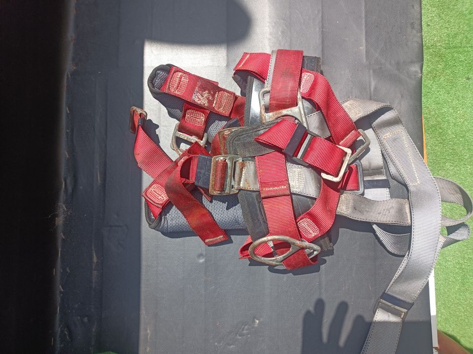 Arnes e material para subida