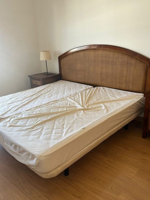 Mobilia de quarto completa em madeira e palha