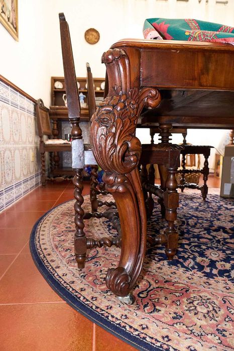 Mobiliário de Sala de Jantar Antigo (séc. XIX–XX)