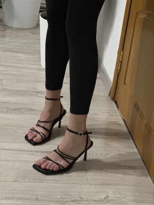 Трендові босоніжки на каблучку