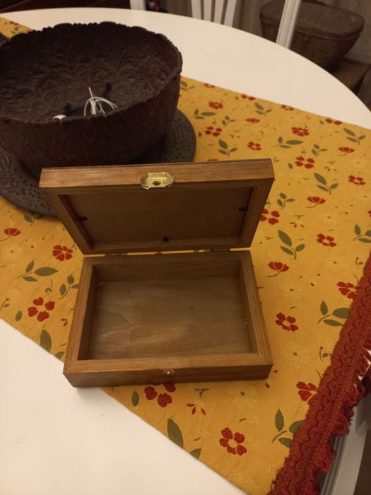 Caixinha de madeira c/  estanho.Guarda joias lindissimo
