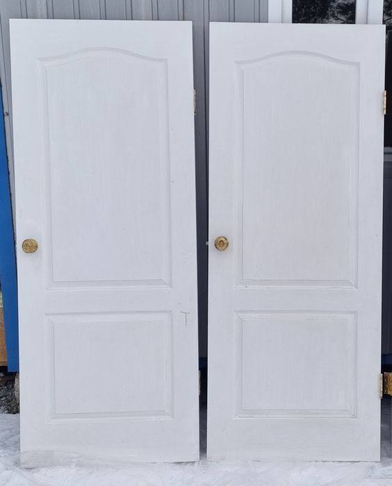 Продаю двері з коробками петлями ручками