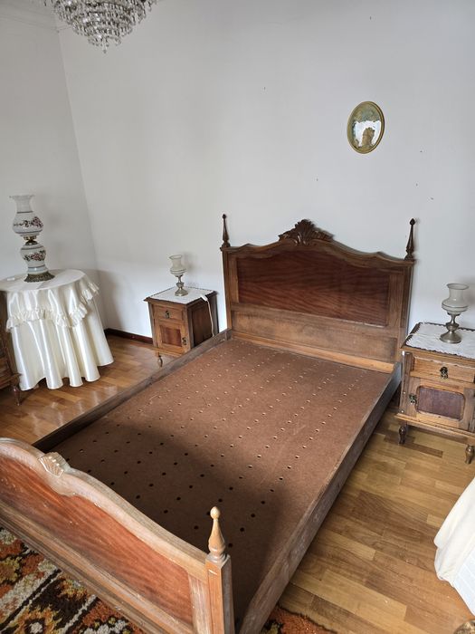 Cama, mesa de cabeceira e cômoda