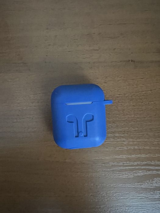 Продам новый оригинальный наушник и кейс Air pods