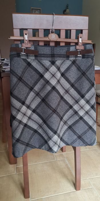Spódnica szara w kratkę z czarną podszewką. Marka Taifun,