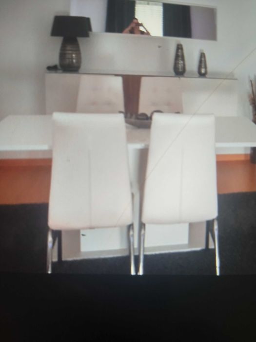 4 cadeiras brancas sala