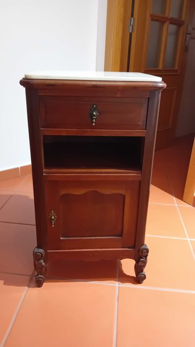 Mesa de Cabeceira Antiga