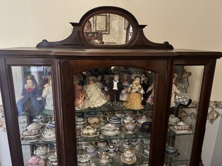 Cristaleira com espelho e gavetas em madeira