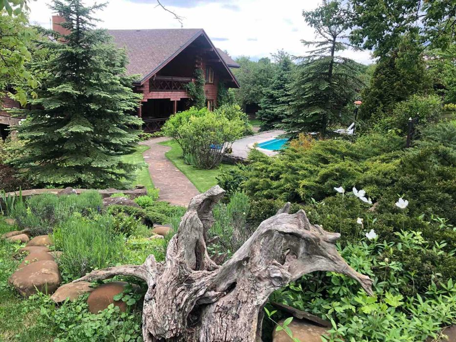 Чудовий відпочинок за містом на природі.