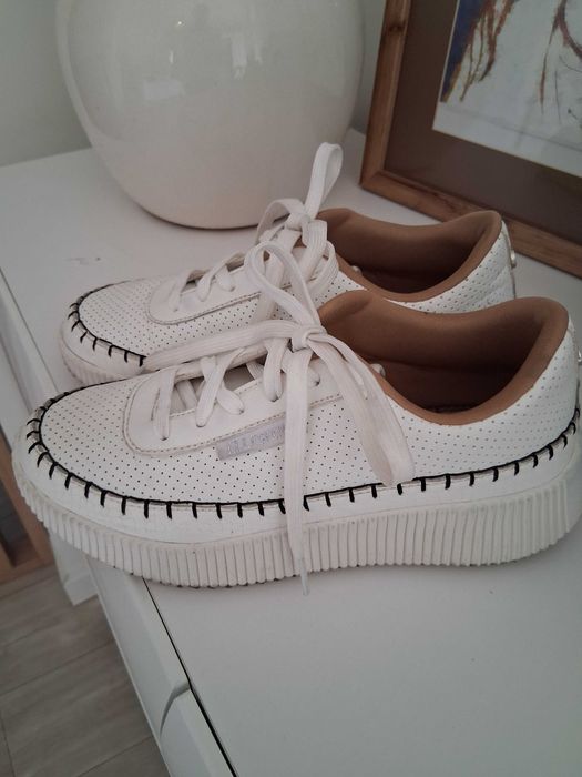 Białe  damskie adidasy.