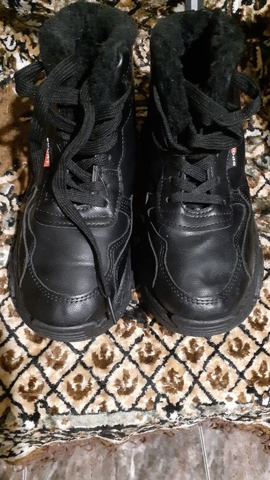 Продам женские зимние ботинки