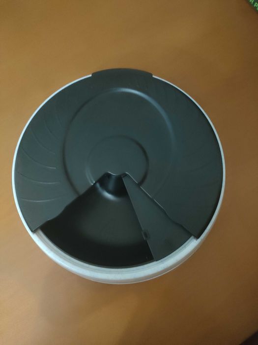 Comedouro/dispensador automático programável para animais