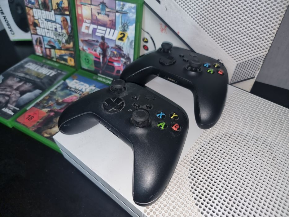 Xbox One s 1TB + 2 comandos + 4 jogos
