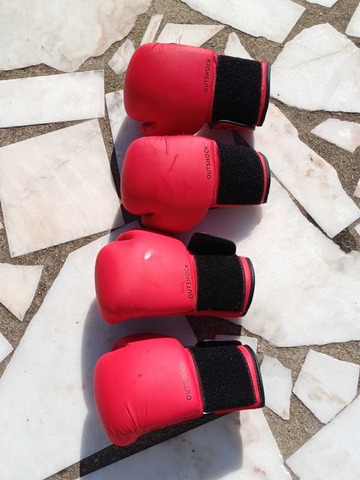 Conjunto de punching ball com quatro luvas de boxe criança
