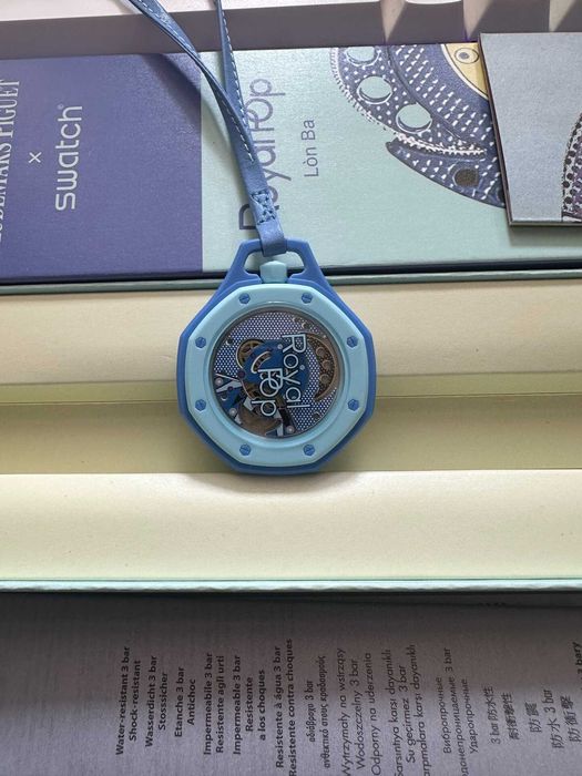 Swatch x AP Lan BA SSX03L100N– niebieski dial, 90h rezerwy, modułowy POP, zestaw