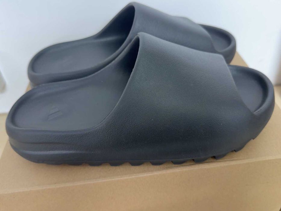 Yeezy_Slide_onyx_Czarny 39