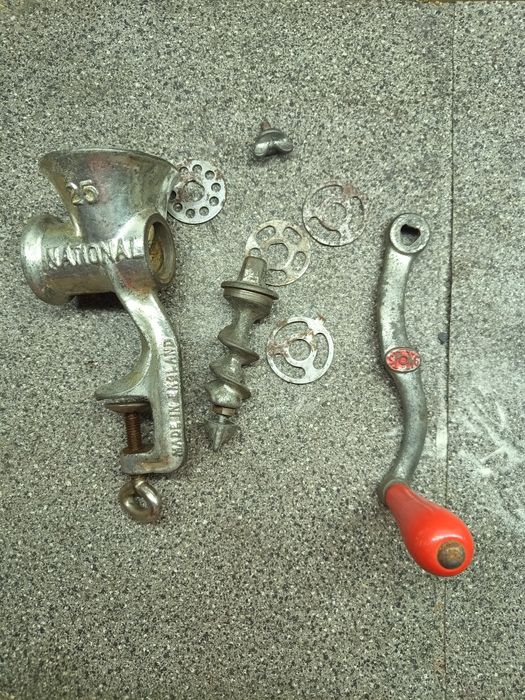 Máquina de picar, moer carne manual antiga