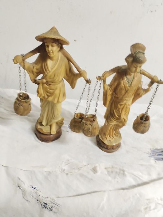 Par de Estatuetas Orientais Decorativas com Potes Suspensos