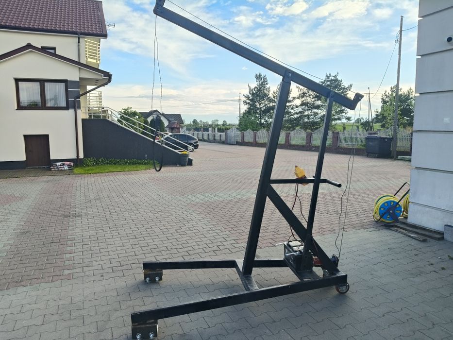 Podnośnik akumulatorowy zuraw do silników