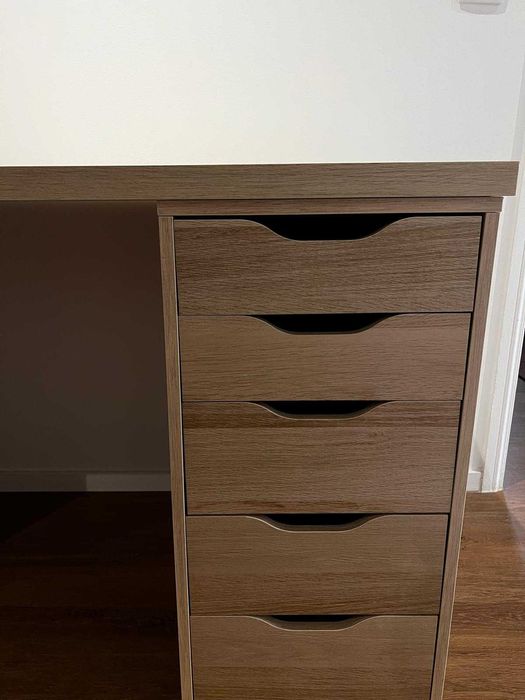 Secretária IKEA c arrumação