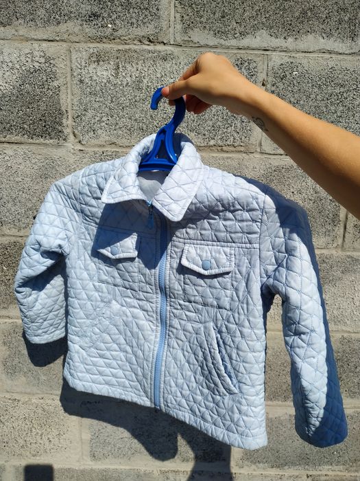 Стёганая голубая куртка